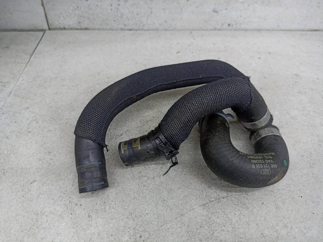 патрубок радиатора Audi A6 4G/C7 2012, 06E121030B - фото №1