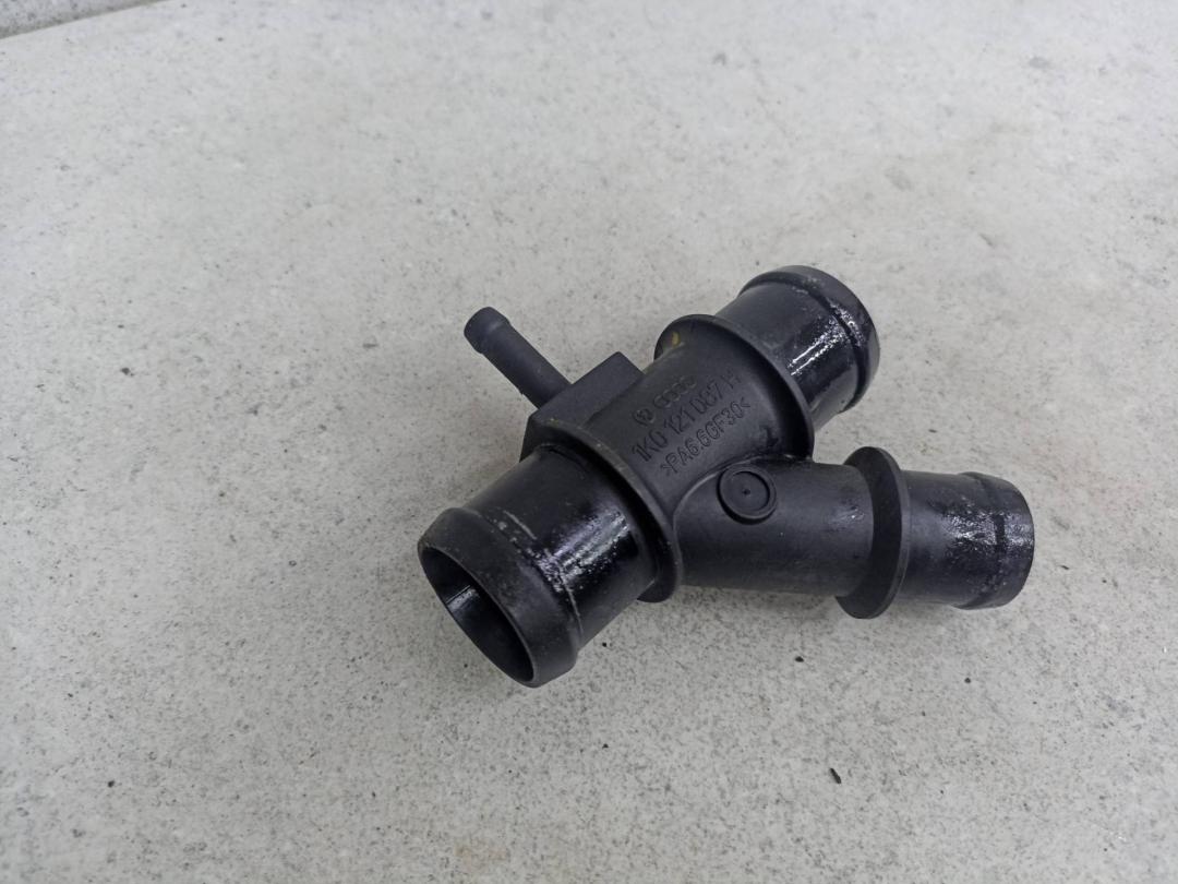 фланец (тройник) системы охлаждения Volkswagen Golf 6 поколение 2011, 2.0 л., бензин, 1K0121087H - фото №1