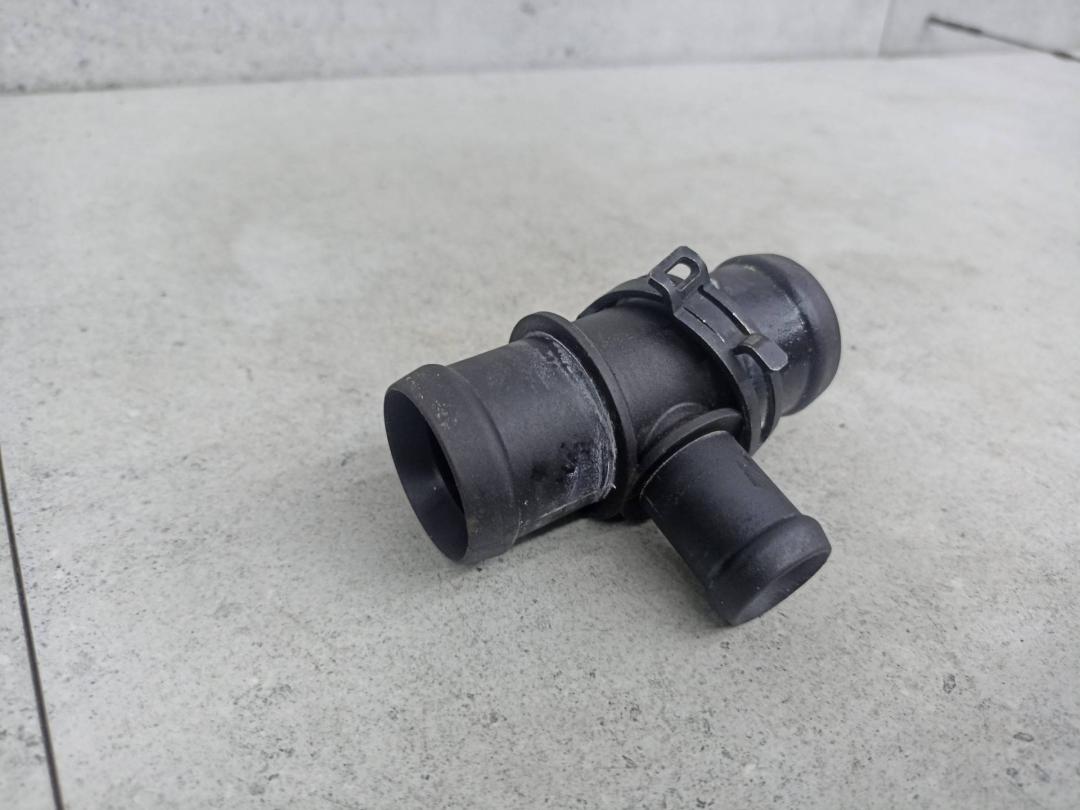 фланец (тройник) системы охлаждения Volkswagen Golf 6 поколение 2011, 2.0 л., бензин, S0000163 - фото №1