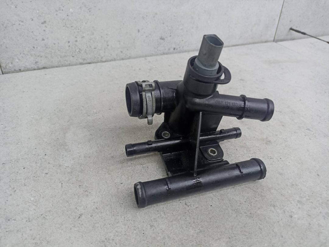 фланец (тройник) системы охлаждения Volkswagen Golf 6 поколение 2011, 2.0 л., бензин, 06F121133H - фото №1