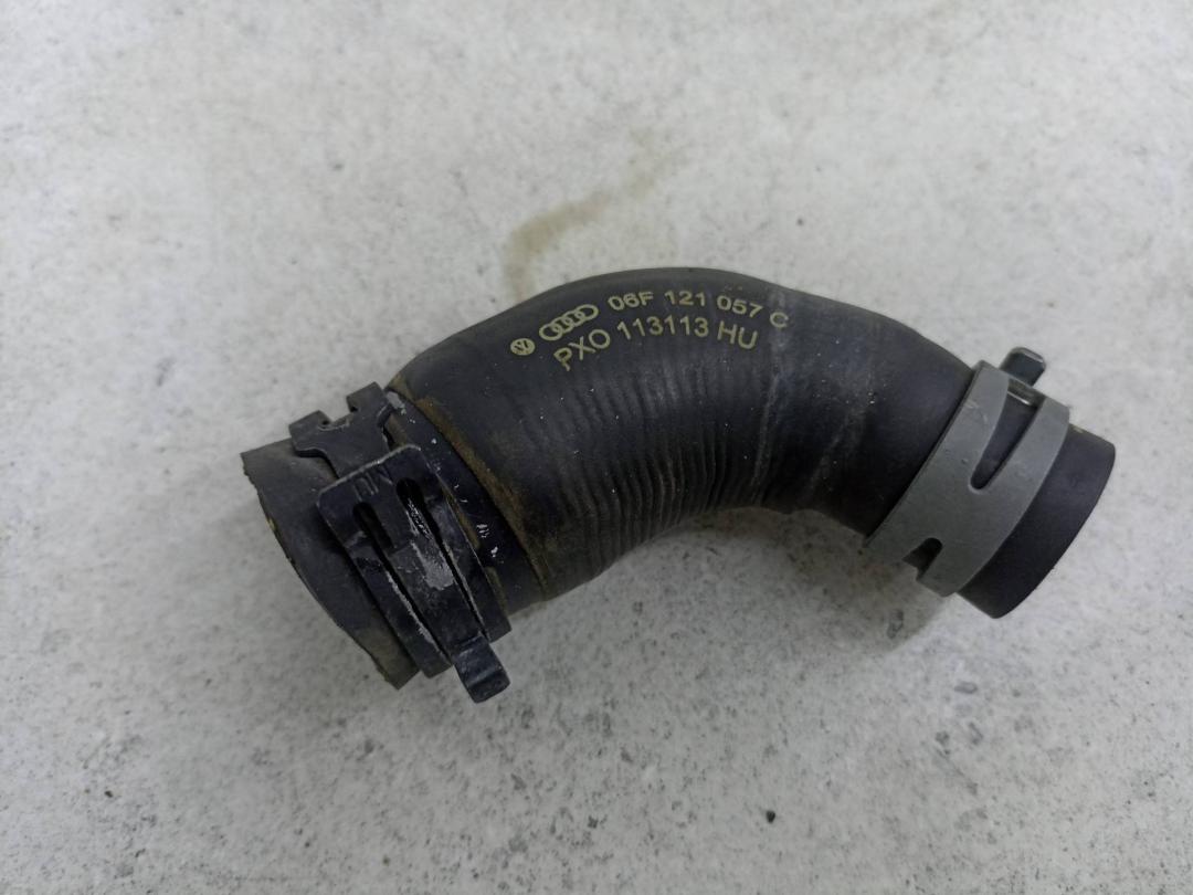 патрубок радиатора Volkswagen Golf 6 поколение 2011, 2.0 л., бензин, 06F121057C - фото №1