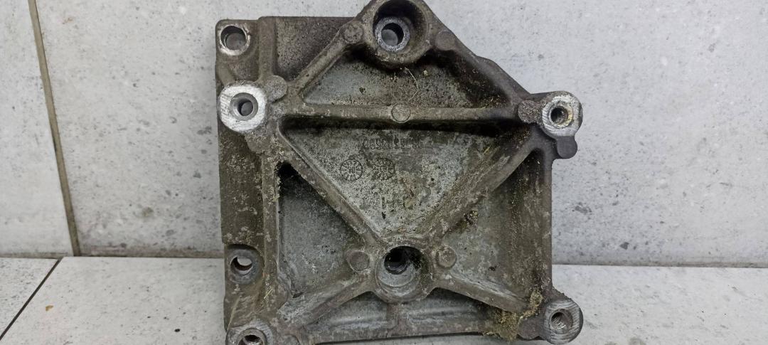 кронштейн компрессора кондиционера Peugeot 307 1 поколение 2004, 9636693680 - фото №1