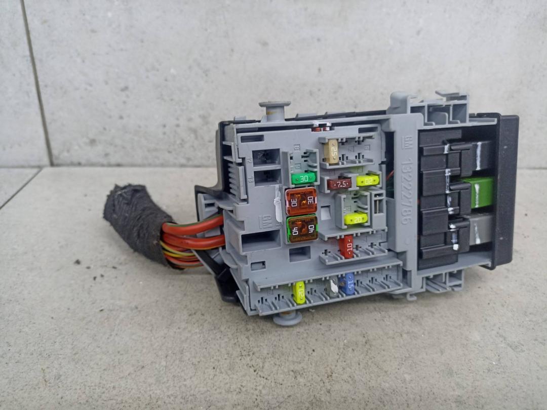 блок предохранителей Chevrolet Cruze 1 поколение 2012, 13222786 - фото №1