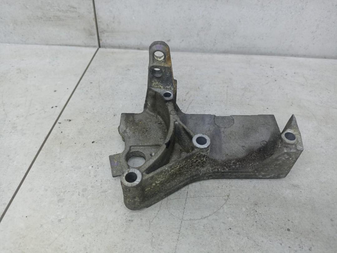 кронштейн двигателя Renault Kangoo 2 поколение 2010, 8200871583 - фото №1