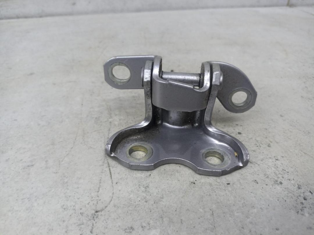 петля двери Toyota C-HR 1 поколение AX10 (2016 - 2019), 6877052031 - фото №1