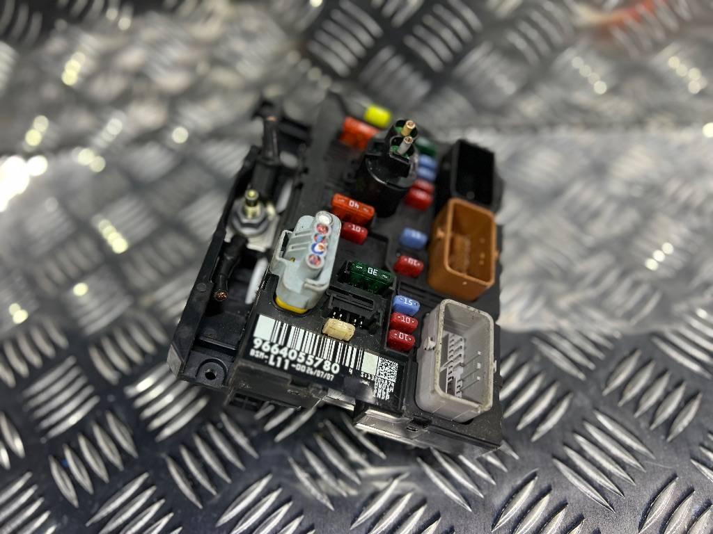 блок предохранителей Citroen C4 1 поколение 2008, 9664055780 - фото №1