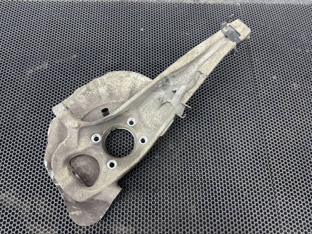 кулак поворотный левый Volkswagen Touareg 2 поколение 2014, 7P0407245A - фото №1