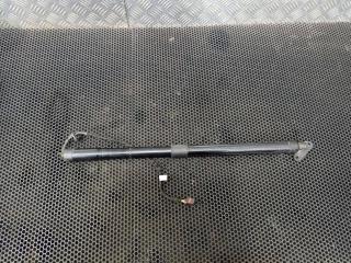 амортизатор крышки багажника (3-5 двери) Volkswagen Touareg 2 поколение 2014, 7P6827851D