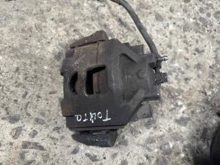 суппорт передний правый Toyota Yaris 3 поколение XP130 2013, 477300D070