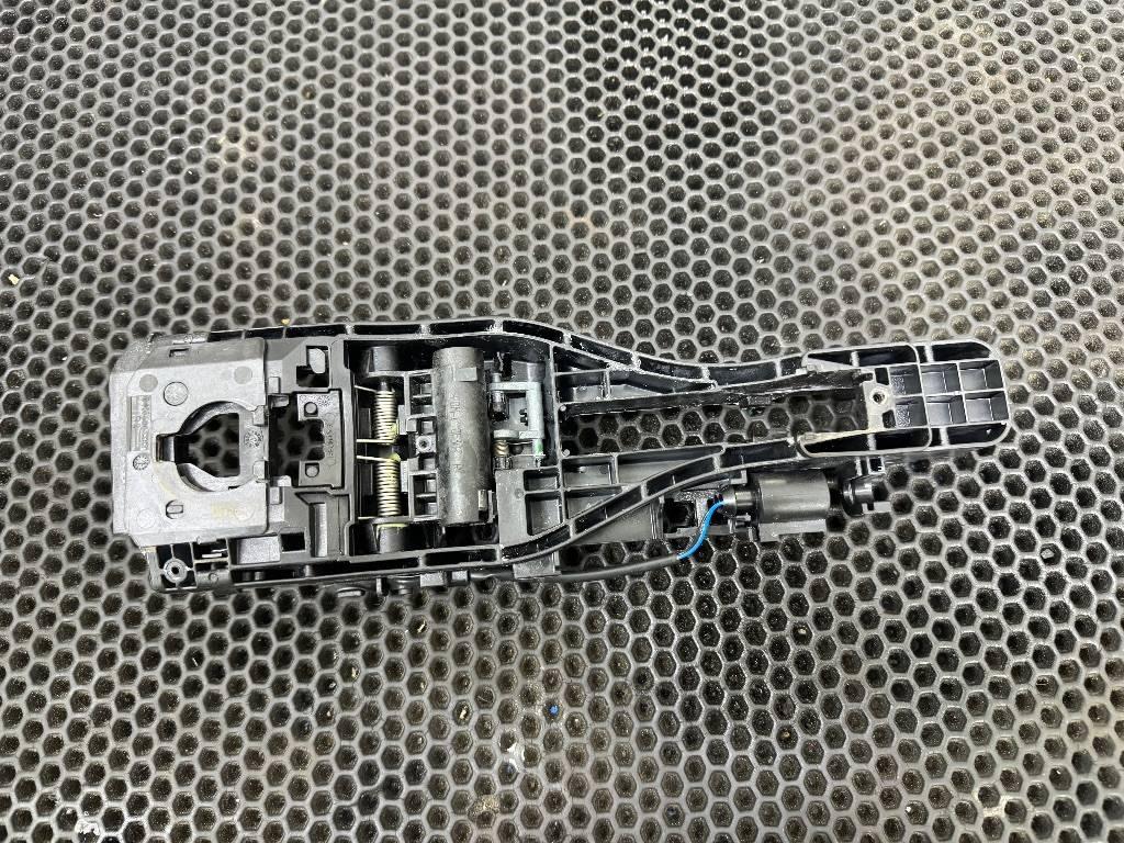 ручка наружная Porsche Macan 1 поколение 2017, 95B839886 - фото №1