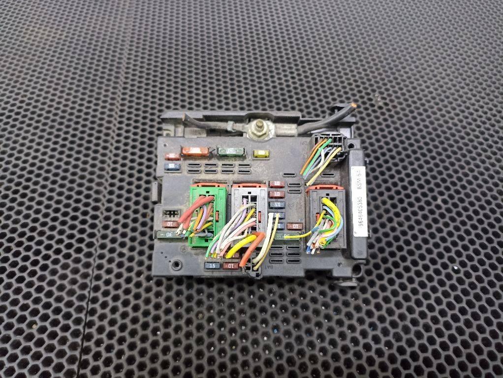 блок предохранителей Peugeot 307 1 поколение 2004, 9646405380 - фото №1