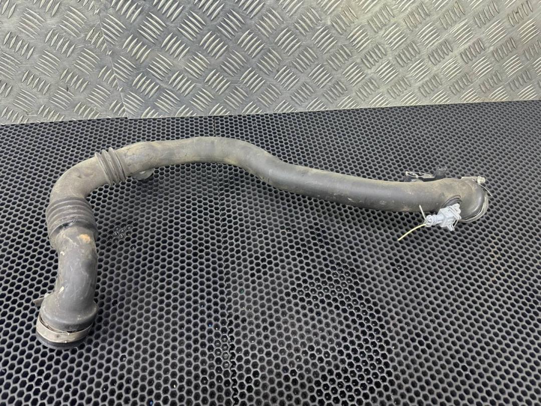 патрубок интеркулера Renault Clio 3 поколение 2007, 1.5 л., 8200527669, 8200469372 - фото №1