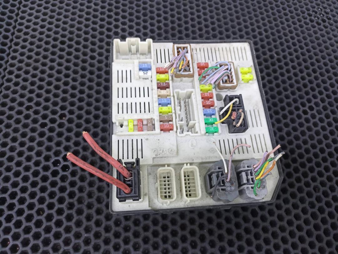 блок предохранителей Renault Megane 3 поколение 2012, 284B61871R - фото №1