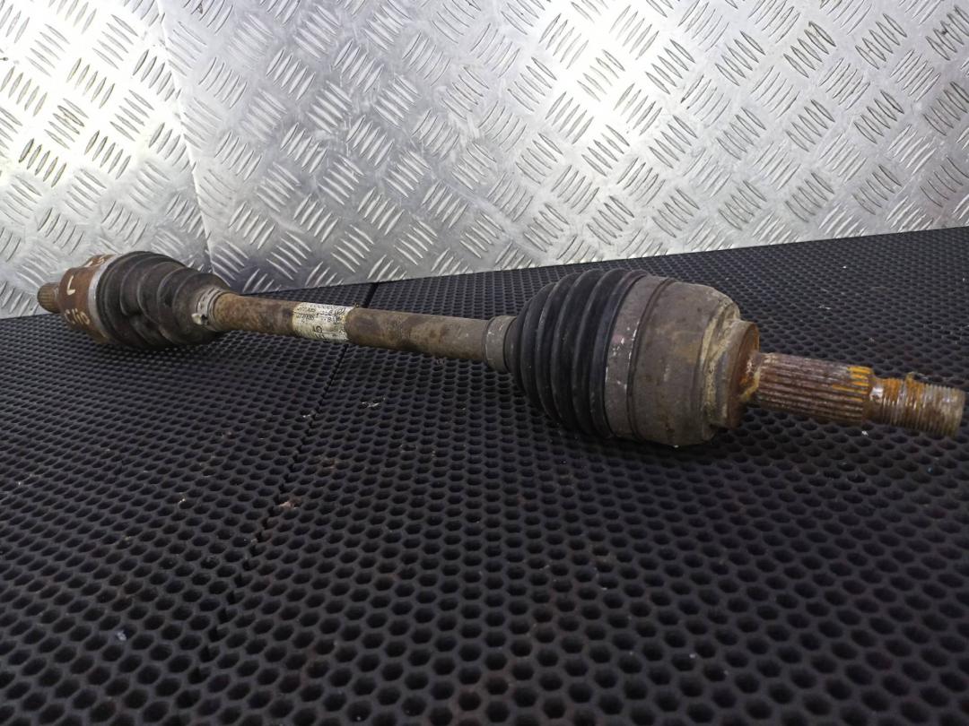 полуось передняя левая (приводной вал, ШРУС) Renault Clio 3 поколение 2009, 1.5 л., 8201055669 - фото №1