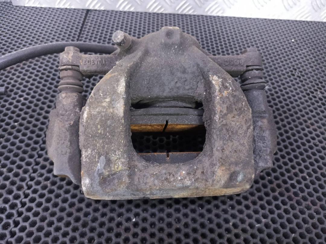 суппорт передний правый Toyota Auris 1 поколение 2008, 477300F030 - фото №1