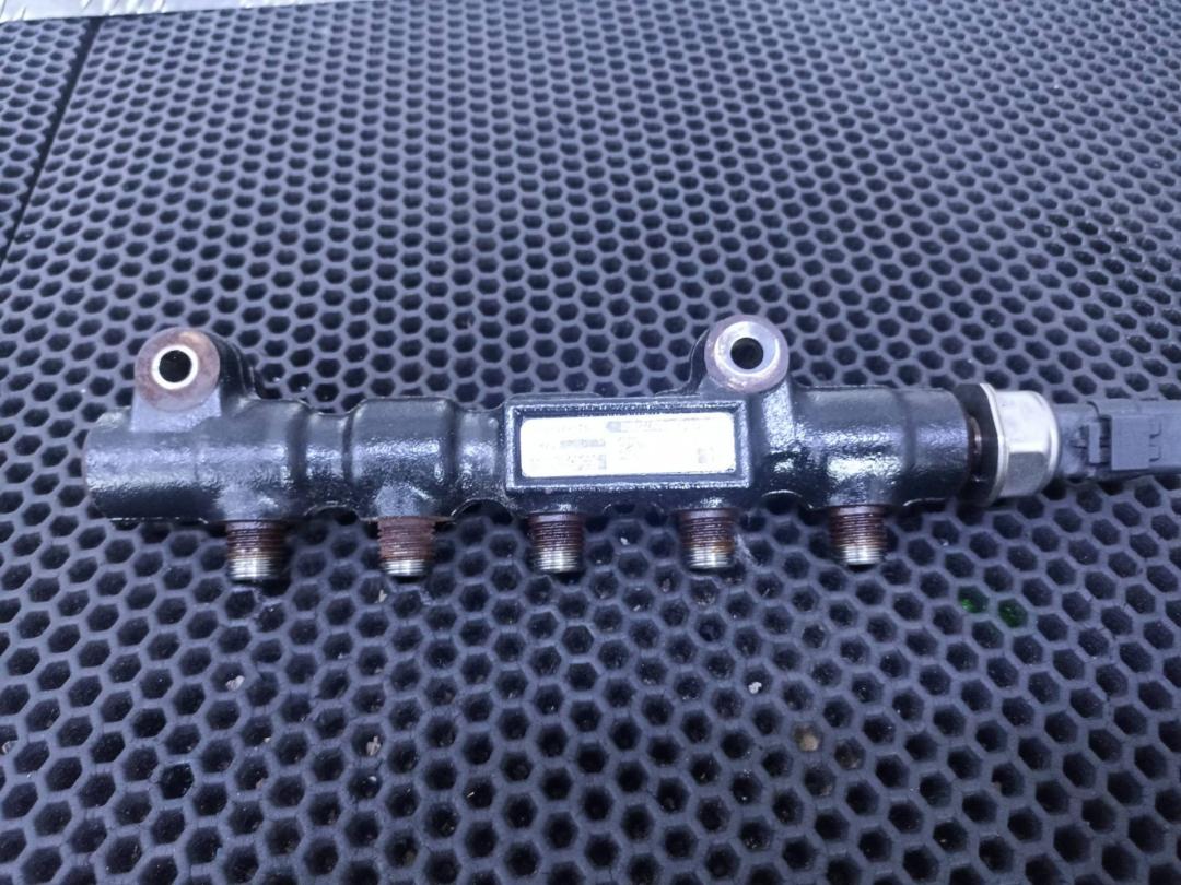 топливная рампа Peugeot Partner 2 поколение (B9) 2011, 1.6 л., 9HY (DV6TED4), дизель, 9654592680 - фото №1