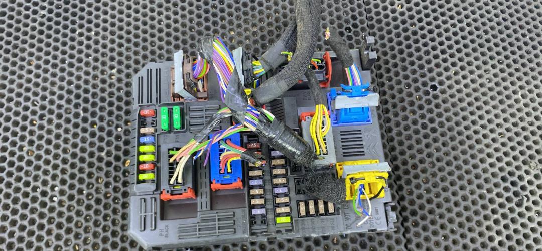 блок предохранителей Peugeot 3008 2 поколение (2017 - 2026), 9832880290-00 - фото №1