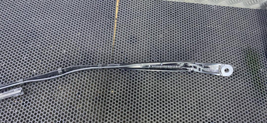 щеткодержатель (поводок стеклоочистителя, дворник) Peugeot 3008 2 поколение (2017 - 2026), 9810664980 - фото №1