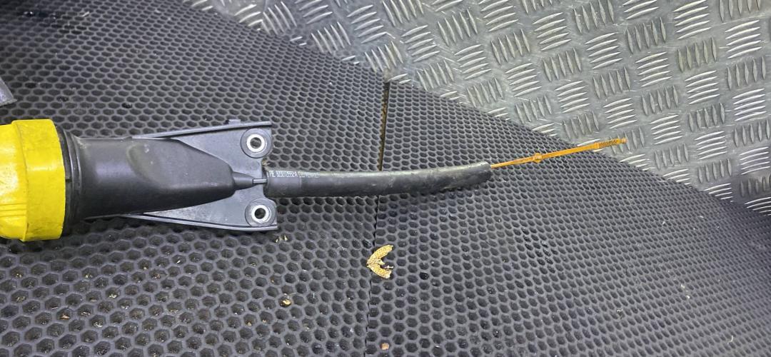 щуп двигателя Renault Scenic 3 поколение 2011, 1.4 л., H4J 700, бензин, 8200722806 - фото №1