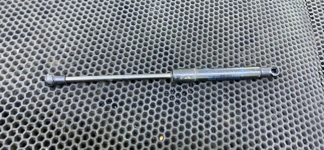 амортизатор капота Renault Trafic 3 поколение 2015, 93867630 - фото №1