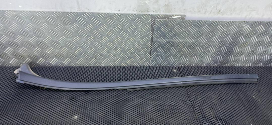 молдинг лобового стекла Renault Trafic 3 поколение 2015, 727618104 - фото №1