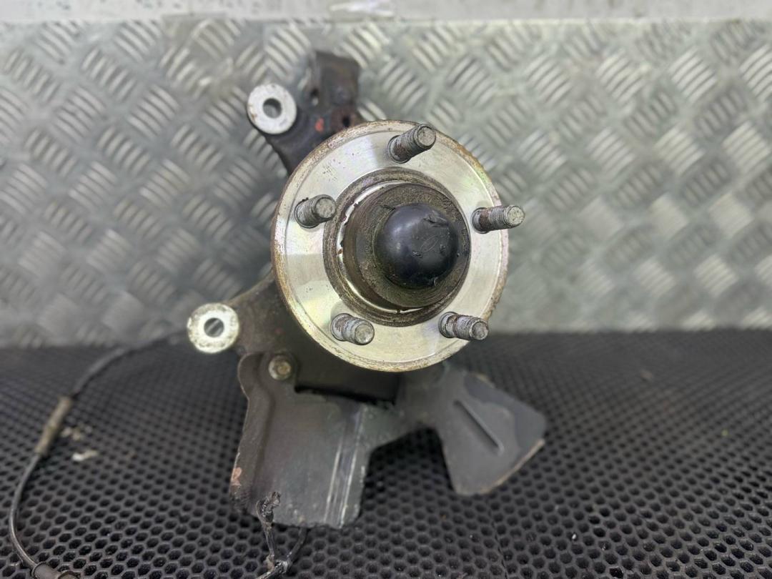 кулак поворотный правый Ford Mustang 6 поколение S550 2017, 5.0 л., FR8C-8107-A - фото №1