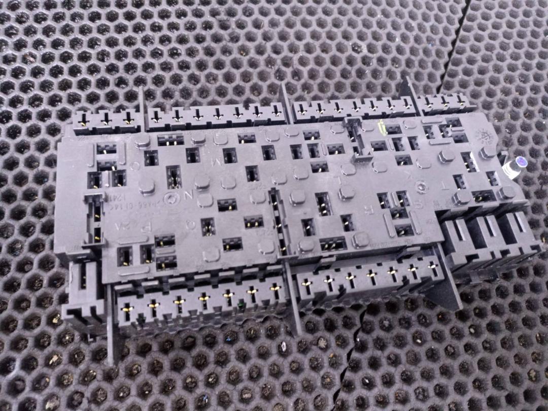 блок предохранителей Mercedes-Benz GLE W166 2017, A1669068201 - фото №1