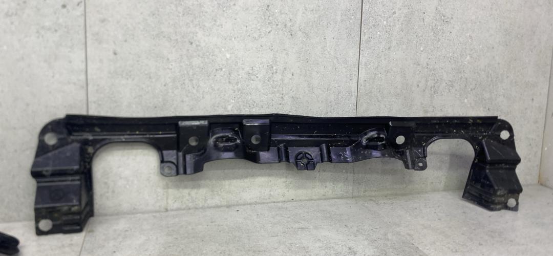 молдинг переднего бампера Toyota Hilux 8 поколение (2015 - 2020), 52129-KK010 - фото №1