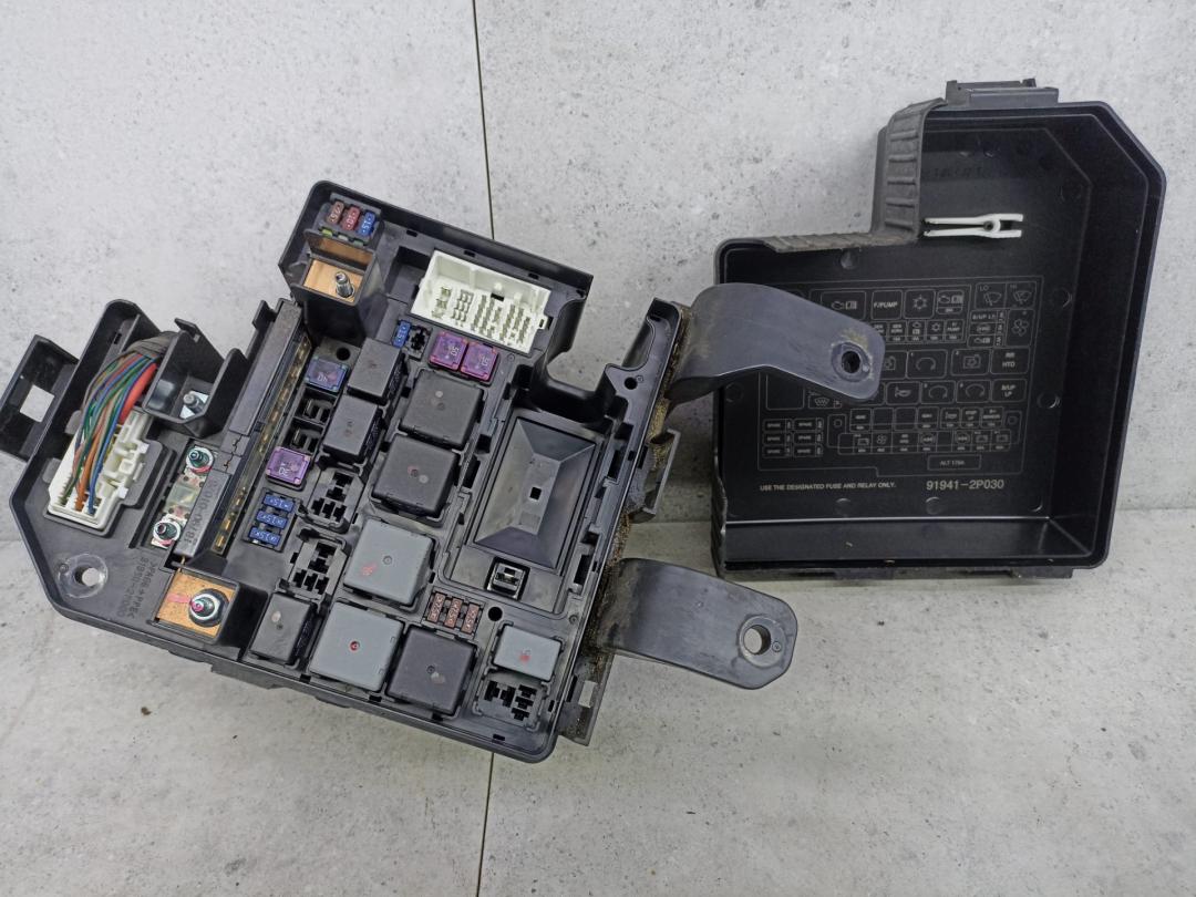 блок предохранителей Kia Sorento 2 поколение 2011, 912802P040, 919412P030 - фото №1