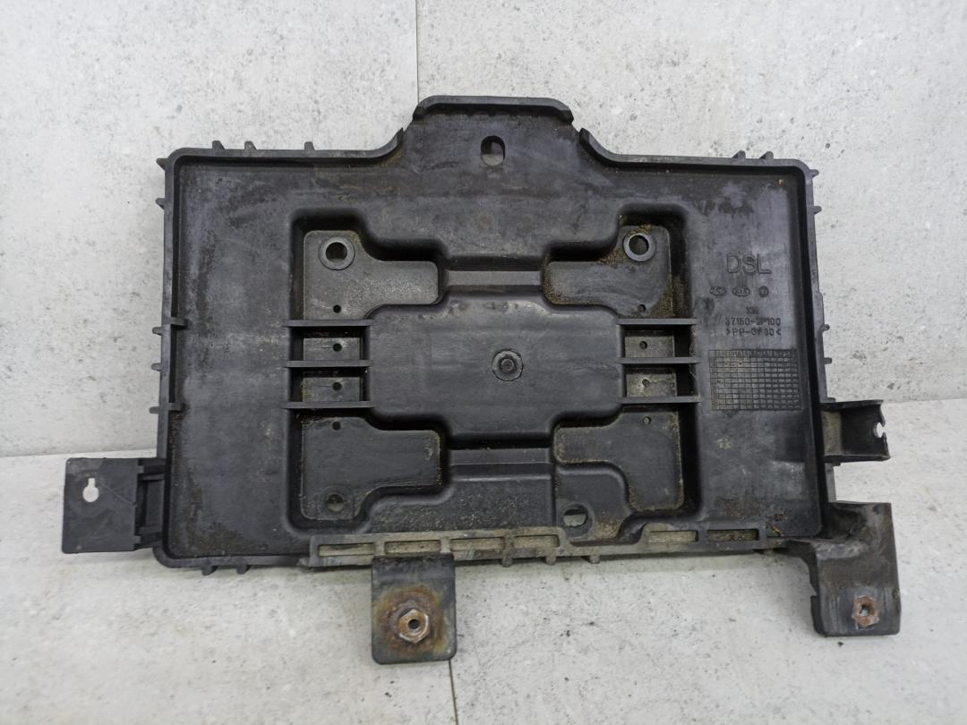 полка аккумулятора Kia Sorento 2 поколение 2010, 2.2 л., D4HB, дизель, 371502P100 - фото №1