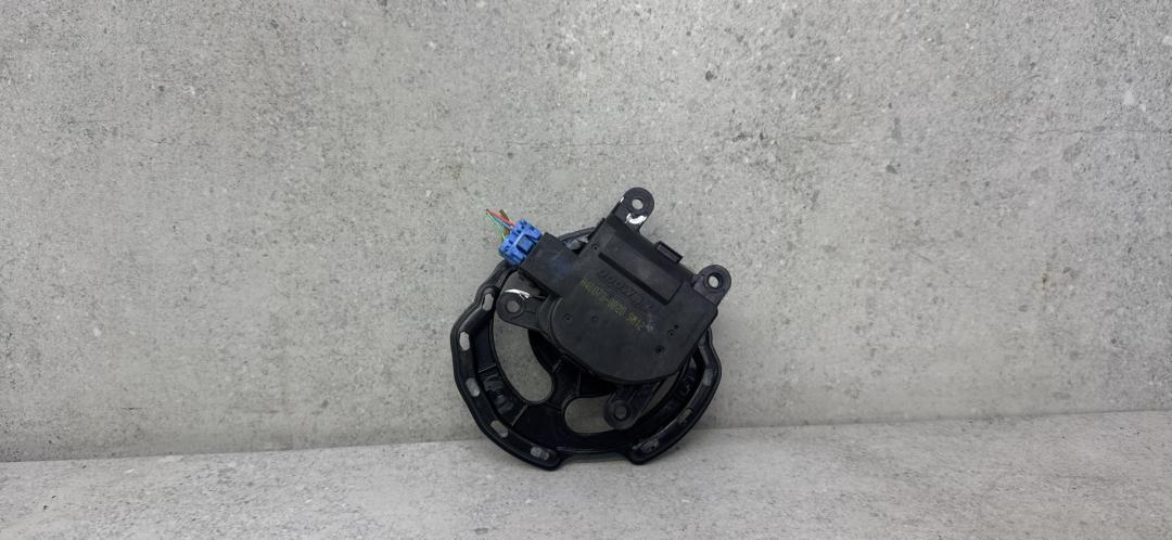 моторчик заслонки печки Kia Sportage 3 поколение 2011, 2.2 л., D4HB, дизель, H400730820 - фото №1