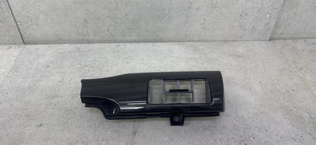 накладка на торпедо (консоль) Kia Sorento 2 поколение 2010, 937002P151 - фото №1