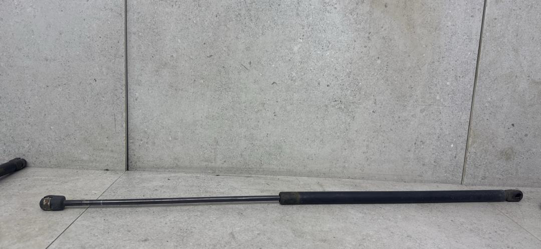 амортизатор капота Renault Midlum 1 поколение (1999 - 2005), 5010468464 - фото №1