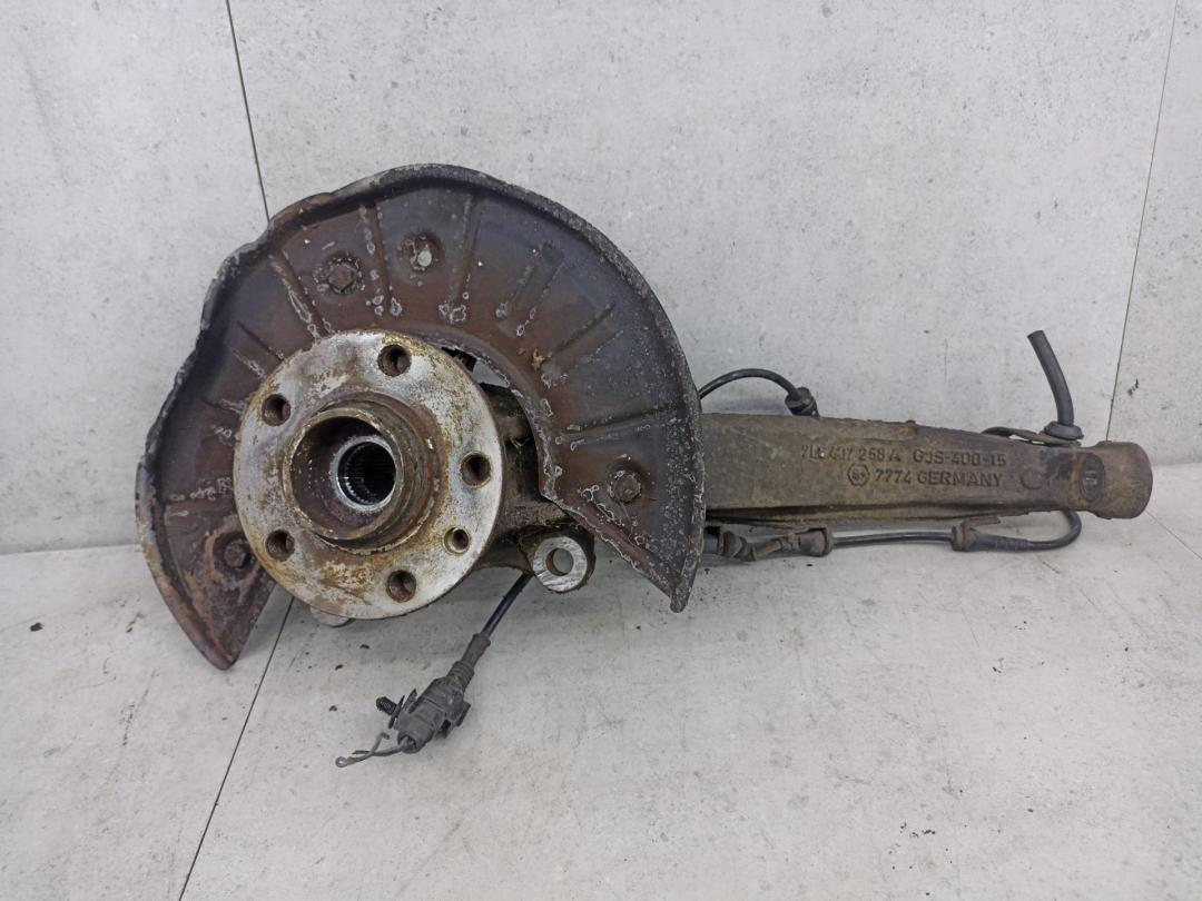 кулак поворотный правый Volkswagen Touareg 1 поколение 2007, 7L6407258A - фото №1