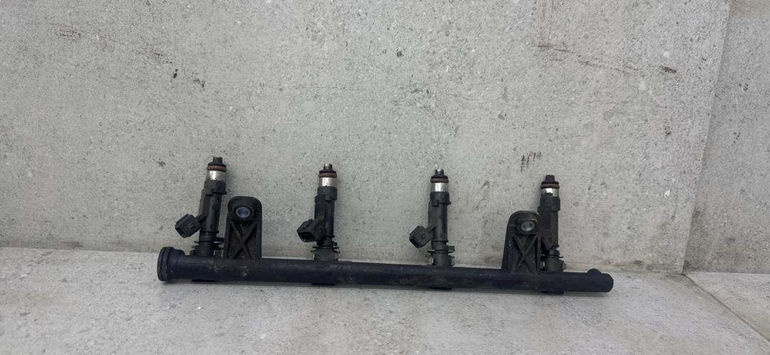 топливная рампа Renault Logan 1 поколение (2004 - 2009), 8200494284 - фото №1