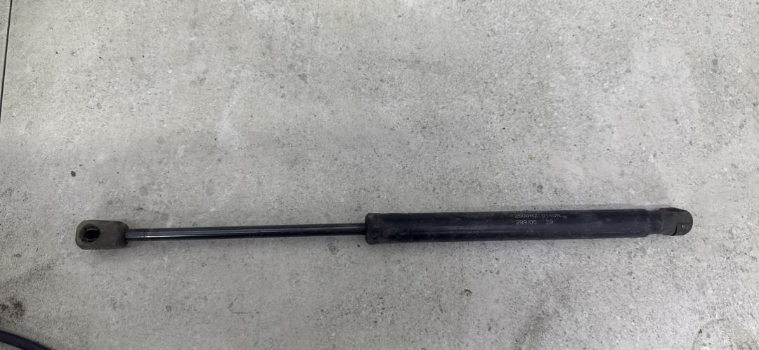 амортизатор стекла багажника Hyundai Tucson 1 поколение 2004, 871702E020 - фото №1