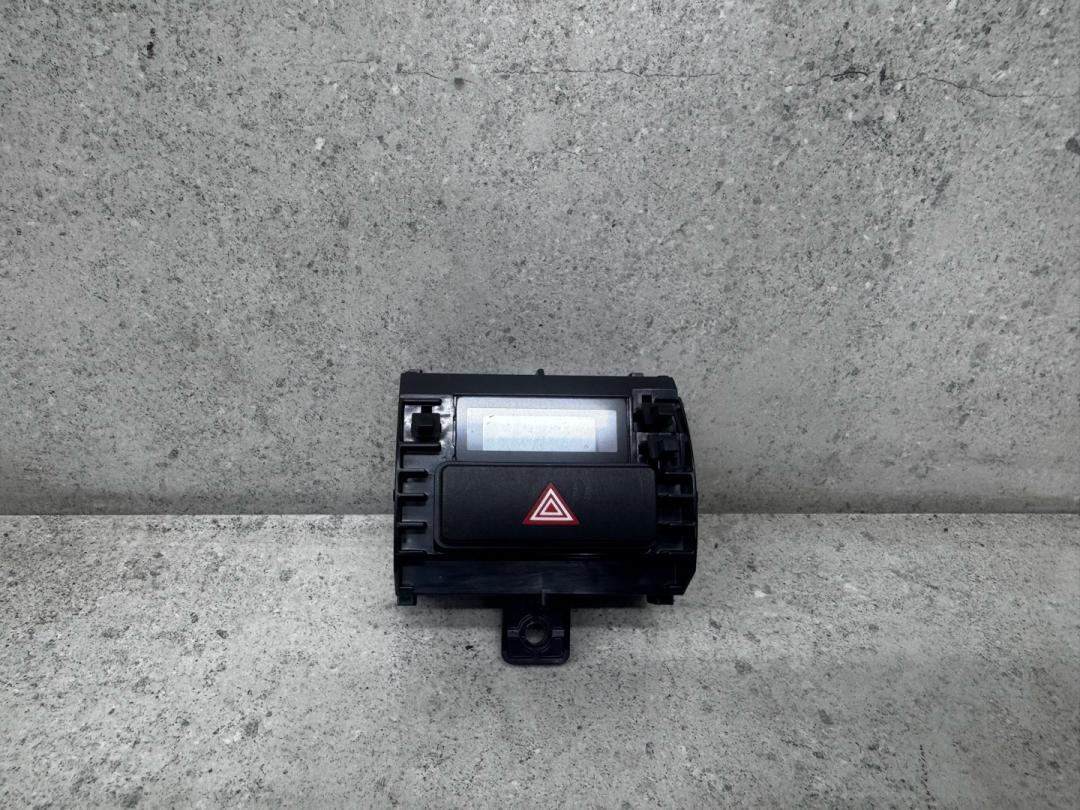 кнопка (выключатель) Toyota Hilux 8 поколение (2015 - 2020), 83910-0K180 - фото №1