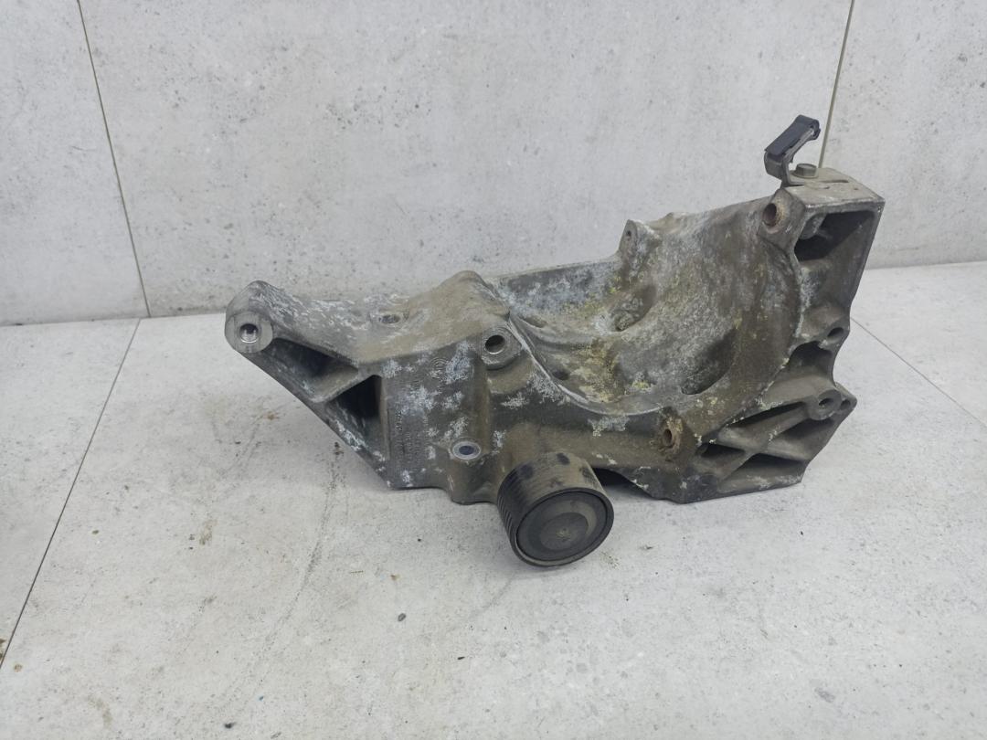 кронштейн генератора BMW X5 E70 2010, 11167802639 - фото №1