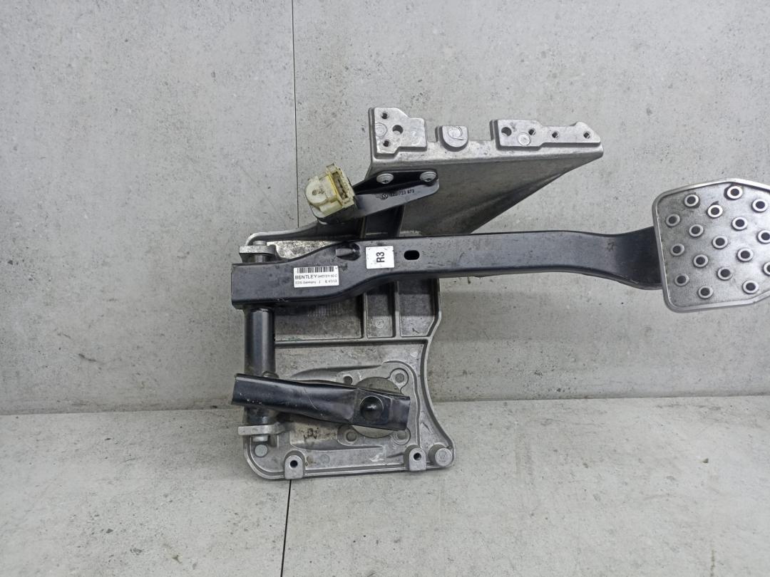 трубка охлаждающей жидкости Bentley Flying Spur 2 поколение 2015, 6.0 л., CVAA, бензин, 3W2723150C, 3D2723673, 3D2723111A, 3W2723031A - фото №1