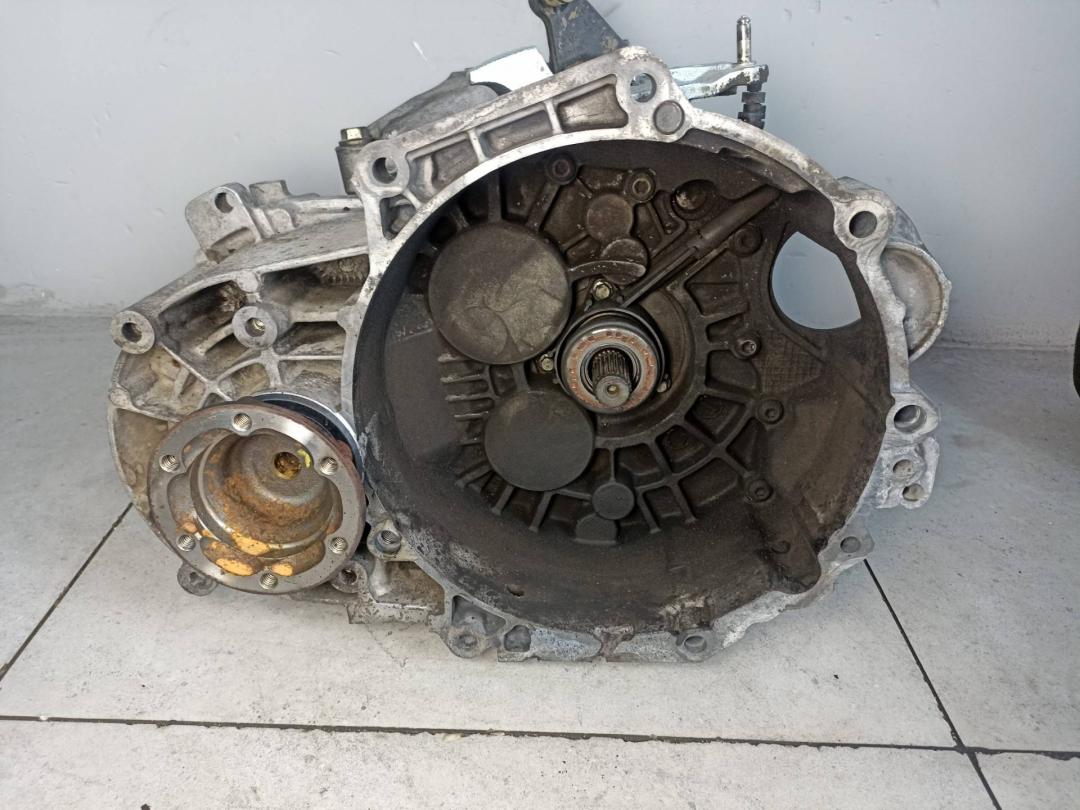 КПП механическая (МКПП) Volkswagen Passat B6 2008, 2.0 л., 2Q0301107 - фото №1