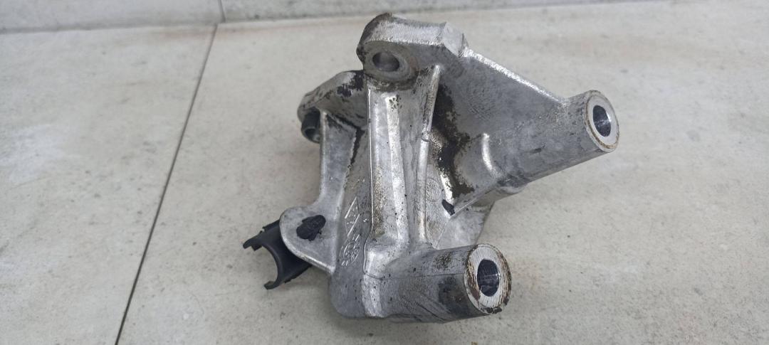 кронштейн ТНВД Renault Scenic 2 поколение 2004, 1.9 л., 8200193773 - фото №1