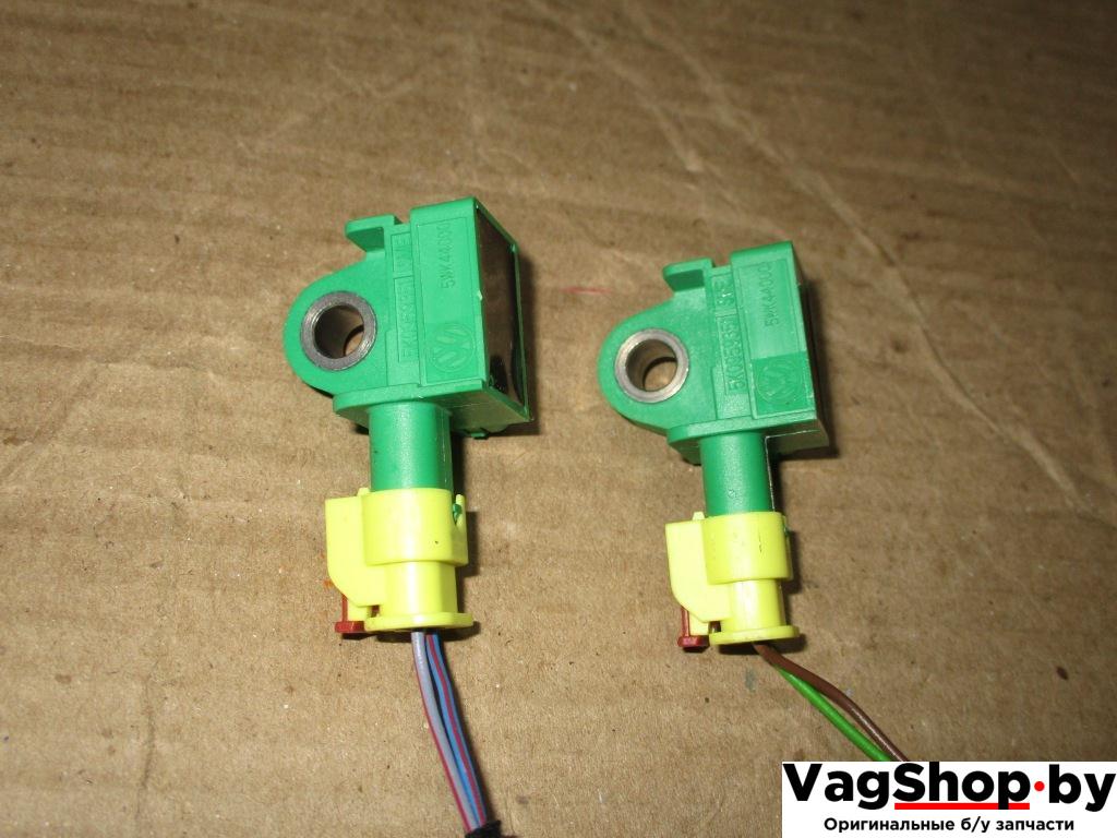 датчик удара Volkswagen Golf 6 поколение 2012, 1.6 л., TDi, CAY, дизель, МКПП, красный, хетчбэк 5 дв., передний привод, 5K0959351 - фото №1