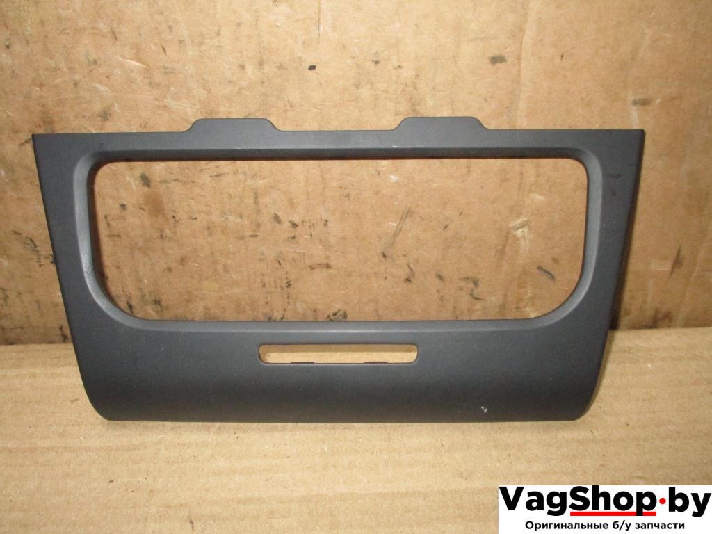 рамка блока управления климой Volkswagen Golf 6 поколение 2012, 1.6 л., TDi, CAY, дизель, МКПП, красный, хетчбэк 5 дв., передний привод, 5K0858069P - фото №1