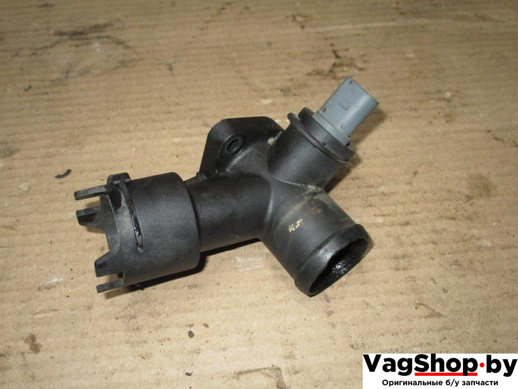 фланец (тройник) системы охлаждения Audi Q7 4L 2008, 3.6 л., FSI, BHK, бензин, АКПП, черный, внедорожник 5 дв., полный привод, 03H121131, 03H121133 - фото №1