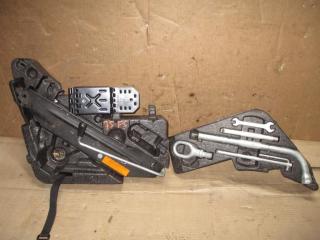 ящик под инструменты / набор инструментов Volkswagen Touareg 1 поколение [рестайлинг] 2008, 3.6 л., FSI, BHK, бензин, АКПП, серый, внедорожник 5 дв., полный привод