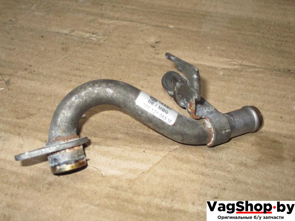 трубка охлаждающей жидкости Volkswagen Touareg 2 поколение 2013, 3.6 л., FSI, CGR, бензин, АКПП, серый, внедорожник 5 дв., полный привод, 7P0121065M - фото №1