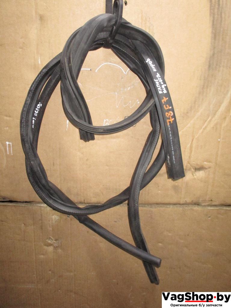 уплотнитель Volkswagen Touareg 2 поколение 2013, 3.6 л., FSI, CGR, бензин, АКПП, серый, внедорожник 5 дв., полный привод, 7P6823707A, 7P6823723 - фото №1