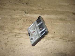 крепление ( кронштейн ) крыла Volkswagen Touareg 2 поколение 2013, 3.6 л., FSI, CGR, бензин, АКПП, серый, внедорожник 5 дв., полный привод, 7P6821151A