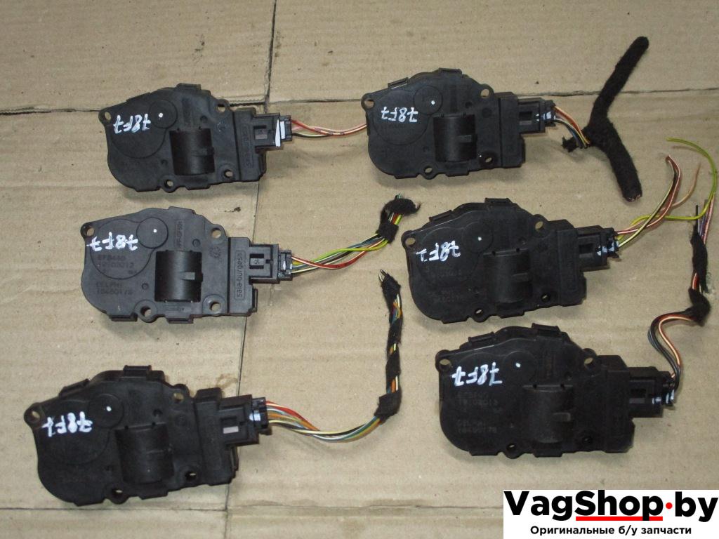моторчик заслонки печки Volkswagen Touareg 2 поколение 2013, 3.6 л., FSI, CGR, бензин, АКПП, серый, внедорожник 5 дв., полный привод, 7P0907511A - фото №1
