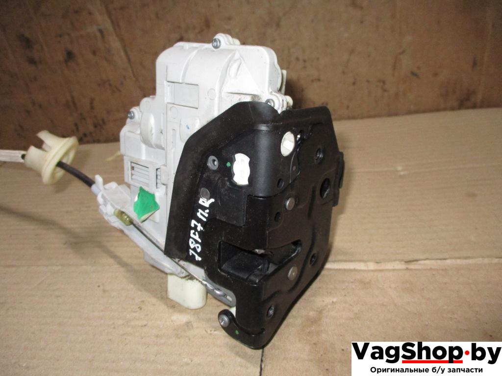 замок двери передней правой Volkswagen Touareg 2 поколение 2013, 3.6 л., FSI, CGR, бензин, АКПП, серый, внедорожник 5 дв., полный привод, 8J1837016B - фото №1
